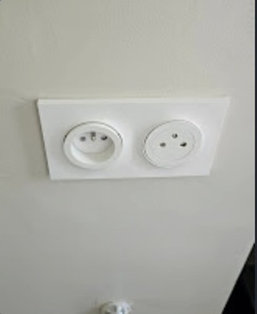 Installation d'une double prise electrique encastree